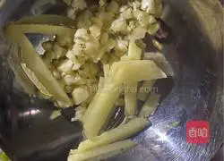Illustration of how to stir-fry green peppers and shredded carrots 3