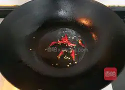 Illustration of how to stir-fry celery and fungus 13