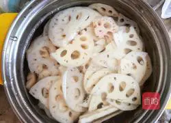 Illustration of how to make cold lotus root slices 2