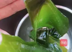 Illustration of how to make garlic kelp shreds 2