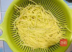 Illustration of how to make green pepper and potato shreds 3