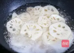 Illustration of how to make cold spicy lotus root slices 2