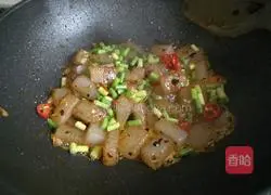 Illustration of how to make fried garlic sprouts jelly 8