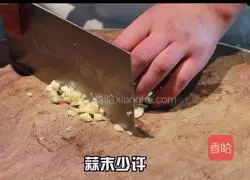 Illustration of how to make red oil pig ears 3