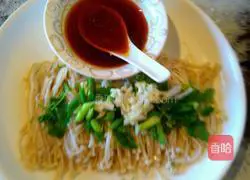 Illustration of how to mix garlic sprouts with enoki mushrooms 5