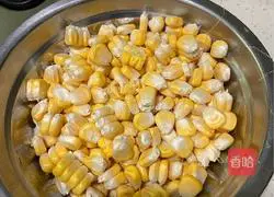 Illustration of Jinyu Hongfu (fried diced ham with corn, sweet beans) 2