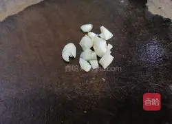  Illustration of how to make hand-shredded baby cabbage with minced garlic 2
