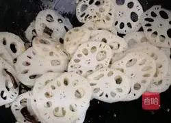 Illustration of how to make garlic and lotus root slices 6