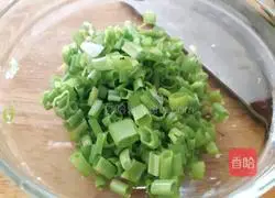Illustration of how to make scallion oil and radish shreds on the tip of the tongue 4