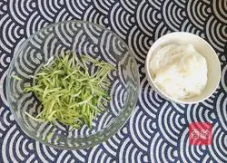 Illustration of how to mix cucumber with vermicelli 2