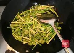 Illustration of how to stir-fry broad beans with garlic sprouts 8