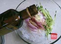 Illustration of how to mix cucumber with vermicelli 6