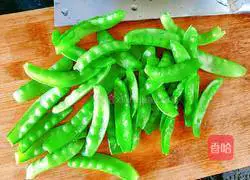 Illustration of how to make lotus pond stir-fry 6