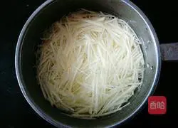 Illustration of how to make spicy and sour cold potato shreds 3