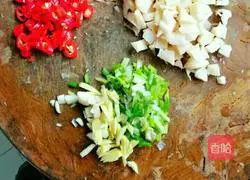 Illustration of how to make super delicious and nutritious diced lotus root stir-fried with lily peanuts 2