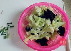 Illustration of how to make stir-fried black fungus with cauliflower 5