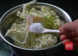 Illustration of how to make cauliflower with tomato sauce 2