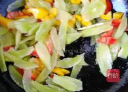 Illustration of how to make stir-fried lettuce 3
