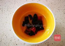 Illustration of how to make spicy enoki mushroom vermicelli 12