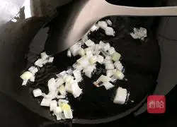 Illustration of how to stir-fry bean sprouts with shredded carrots 3
