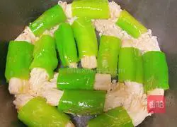 Illustration of how to make spicy pepper and enoki mushroom rolls 4