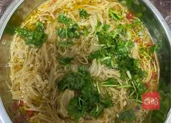 Illustration of how to steam enoki mushrooms with garlic 8