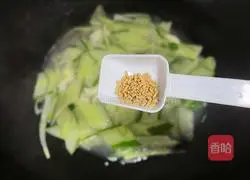 Illustration of how to make cucumber mushrooms in clear soup 7
