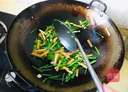 Illustration of how to stir-fry dried tofu with chives and moss 7