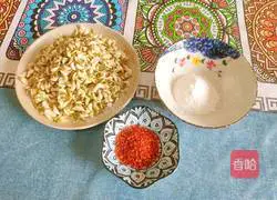 Illustration of how to steam locust flowers 2