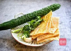 Illustration of how to make cold cucumber and tofu skin 1