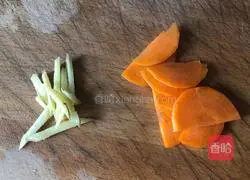 Illustration of how to stir-fry celery and lily 3