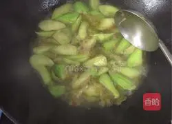 Illustration of how to stir-fry luffa and pickled mustard 6