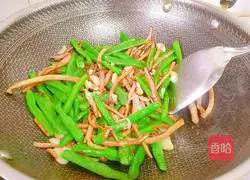 Stir-fried green beans with tea tree mushrooms Illustration of how to do it 13