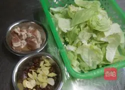 Illustration of how to make hand-shredded cabbage 1