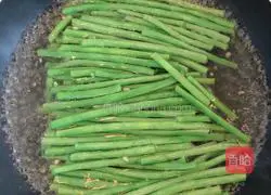 Illustration of how to stir-fry cowpeas 2