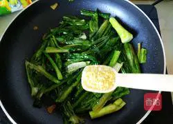 Illustration of how to make garlic lettuce 6