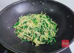 Illustration of how to make shredded leeks and potatoes 9