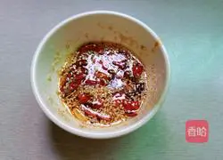 Illustration of how to make cucumber mixed with fungus shreds 11