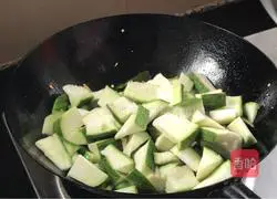 Illustration of how to stir-fry luffa with green pepper 8