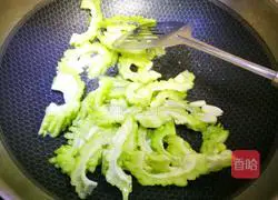 Illustration of how to stir-fry bitter melon with dried beans 3