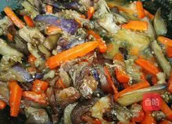 Illustration of how to make fried eggplant and carrots 13