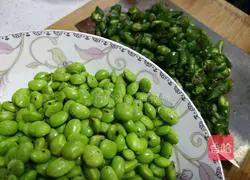 Illustration of how to make crispy green beans with small green peppers 2