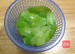 Illustration of how to make cold lettuce slices 3
