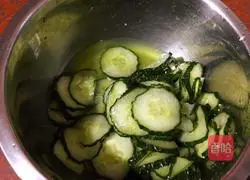 Illustration of how to make crispy fried cucumbers 3