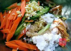 Illustration of how to make red oil cucumber mixed with shredded ears 5