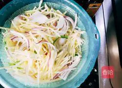 Illustration of how to make green pepper and potato shreds 4