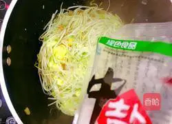 Illustration of how to make scrambled eggs with bean sprouts 5