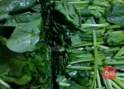 Illustration of how to mix spinach with peanuts 2