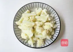 Illustration of how to stir-fry cauliflower with green pepper 4