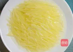 Illustration of how to make green pepper and potato shreds 3